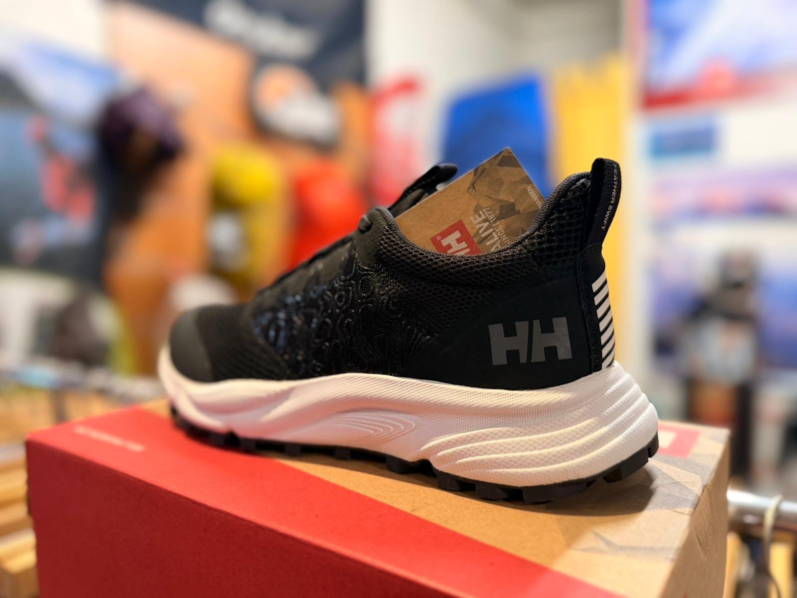 Chaussure noire de randonnée, vue arrière trois-quarts